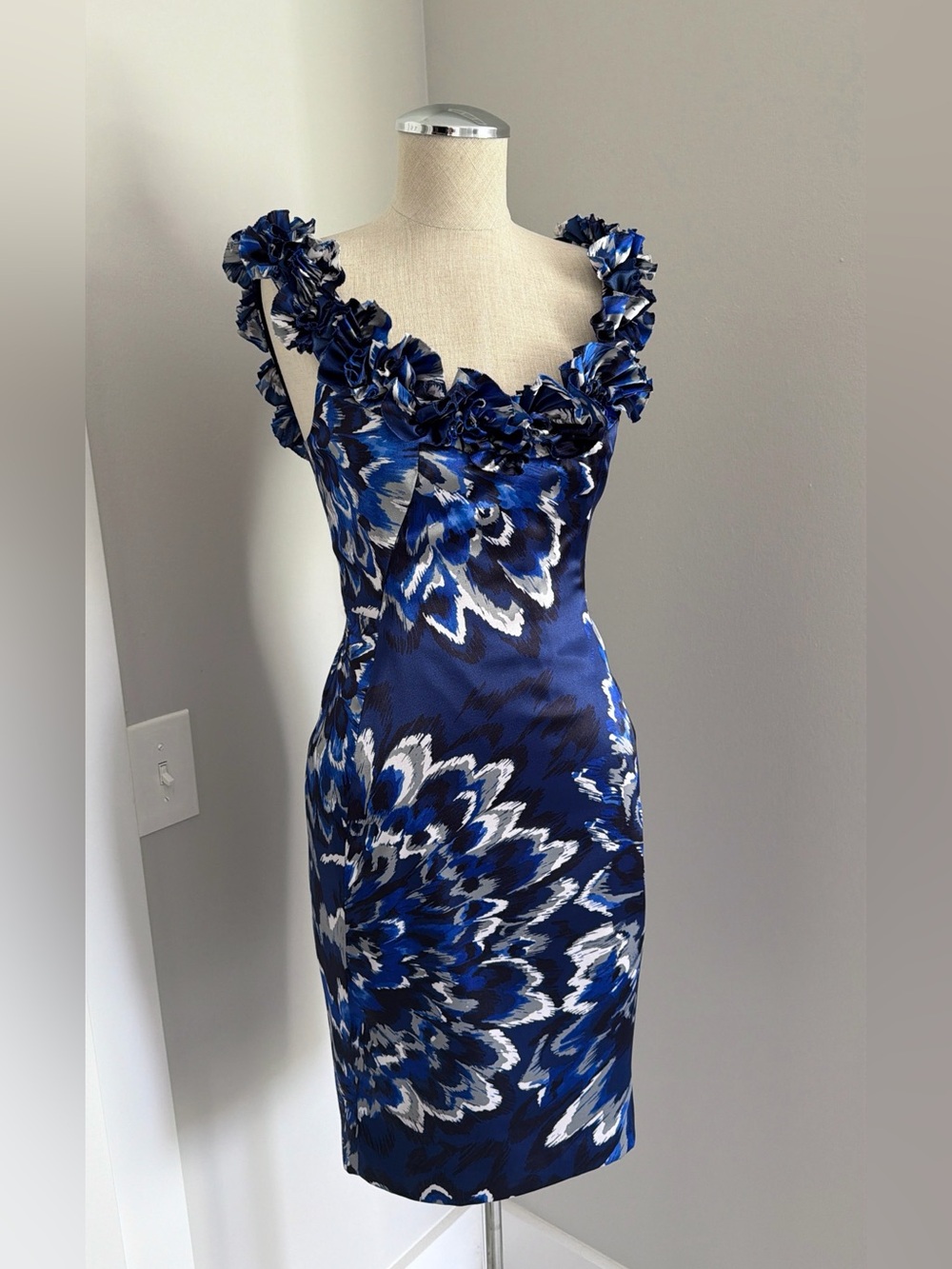 2010s Maggy London Women’s Blue White Floral Satin Sheath Ruffle Sweetheart 2